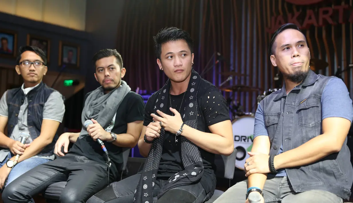 Drive menggarap album sekitar lima bulan, dimulai sejak awal Februari 2015 silam. 11 lagu disuguhkan bagi para penggemar dan pecinta musik Indonesia yang terdapat track intro dan autro yang menyambung dengan track terakhir. (Andy Masela/Bintang.com)