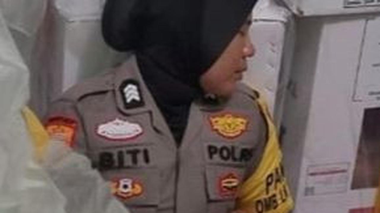 "Polwan Polres Kampar sekaligus ibu rela menjaga kotak suara demi keamanan dan suksesnya Pemilu 2024," tulis akun resmi humas polda Riau.