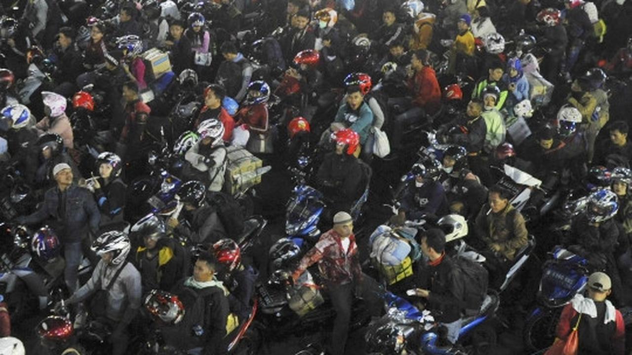 Tengah malam, ratusan pemudik motor padati Pelabuhan Merak