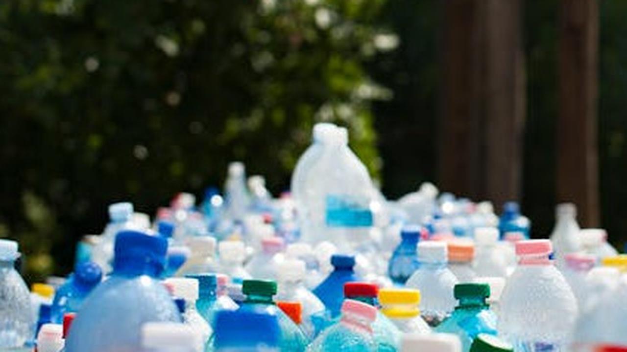 Ilustrasi Botol Plastik yang Menumpuk