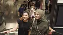 Aurel tampak mengenakan busana casual bernuansa Army, gaya ini tampilkan kesan effortless chic yang begitu memuaku. [Foto: Instagram/ Aurel Hermansyah]