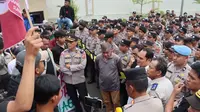 Ratusan petani dan mahasiswa gelar aksi demonstrasi di Kantor ATR/BPN Kabupaten Sukabumi, Jawa Barat (Jabar). (Liputan6.com/Fira Syahrin)