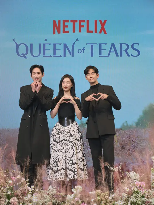 Park Sung Hoon, Kim Ji Woon, dan Kim Soo Hyun Queen of Tears di konferensi pers yang digelar Kamis (7/3/2024). [Foto: Netflix]