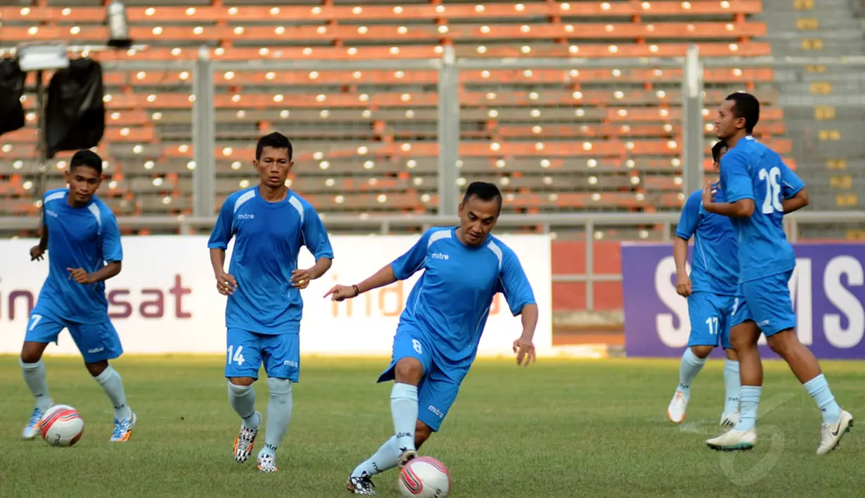 Presenter dan pelawak, Rico Ceper terlihat serius berlatih bersama tim Indonesia All Star di stadion GBK Jakarta, (1/6/2014). (Liputan6.com/Helmi Fithriansyah)