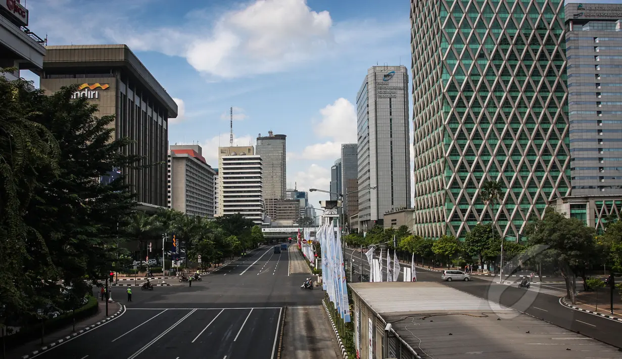 Suasana jalan protokol (Medan Merdeka Barat dan Thamrin) tampak sepi dari kendaraan bermotor, Jakarta, Rabu (22/4/2015). Sejumlah ruas jalan utama di Jakarta ditutup untuk sementara saat puncak Konferensi Asia-Afrika (KAA). (Liputan6.com/Faizal Fanani)