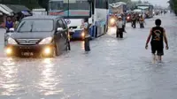 Kendaraan terjebak banjir setinggi 60-80 cm di ruas jalan raya Desa Tambakrejo, Kraton, Pasuruan, Jatim, Sabtu (9/1).(Antara)