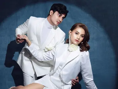 Tema dari pemotretan Callista Arum dan Cinta Brian ini adalah Is This Love. Callista Arum mengenakan dress putih dibalut blazer warna senada. Bros bunga yang dipasang di kerah bajunya mendukung penampilannya makin menawan. Sementara Cinta Brian tampan dengan baju setelan putih dan bros bunganya dipasang di kantong jas putih yang dikenakannya. (Liputan6.com/IG/@callistarum)