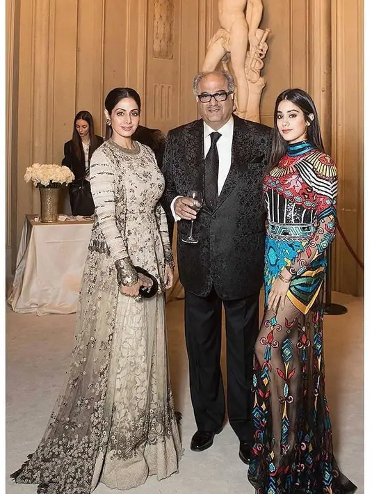 Sekarang ini Janhvi sedang menjalani proses syuting film perdananya yang berjudul DADHAK. Sepertinya ini yang membuatnya sangat bersedih, karena film perdananya belum rampung dan Sridevi belum juga bisa menikmatinya. (Instagram/jhanvi_kapoor_official)