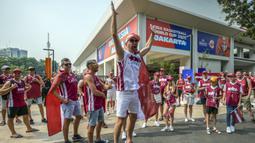 Suporter Latvia memadati Indonesia Arena yang jadi venue FIBA World Cup 2023. Latvia menghadapi Lebanon pada pukul 16.15 WIB. (BAY ISMOYO/AFP)