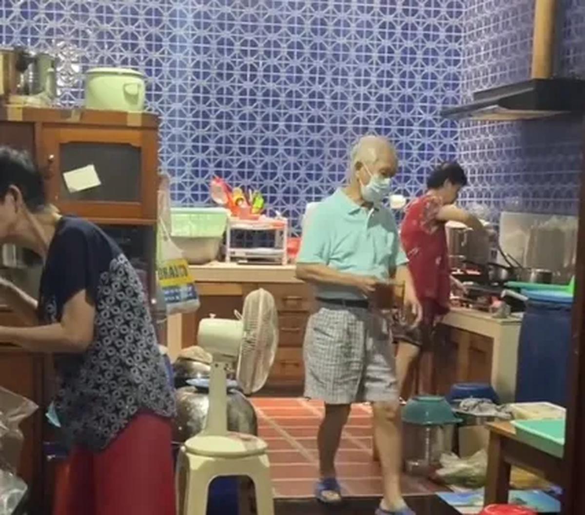 Dilansir dari akun TikTok @maria.oldiest, Kamis (21/9) warung makan ini dikelola oleh para lansia yang merupakan 6 bersaudara.