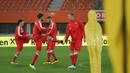 Pemain Austria, Marc Janko (kanan), melakukan sesi latihan keseimbangan bersama rekan satu timnya. (Bola.com/Reza Khomaini)