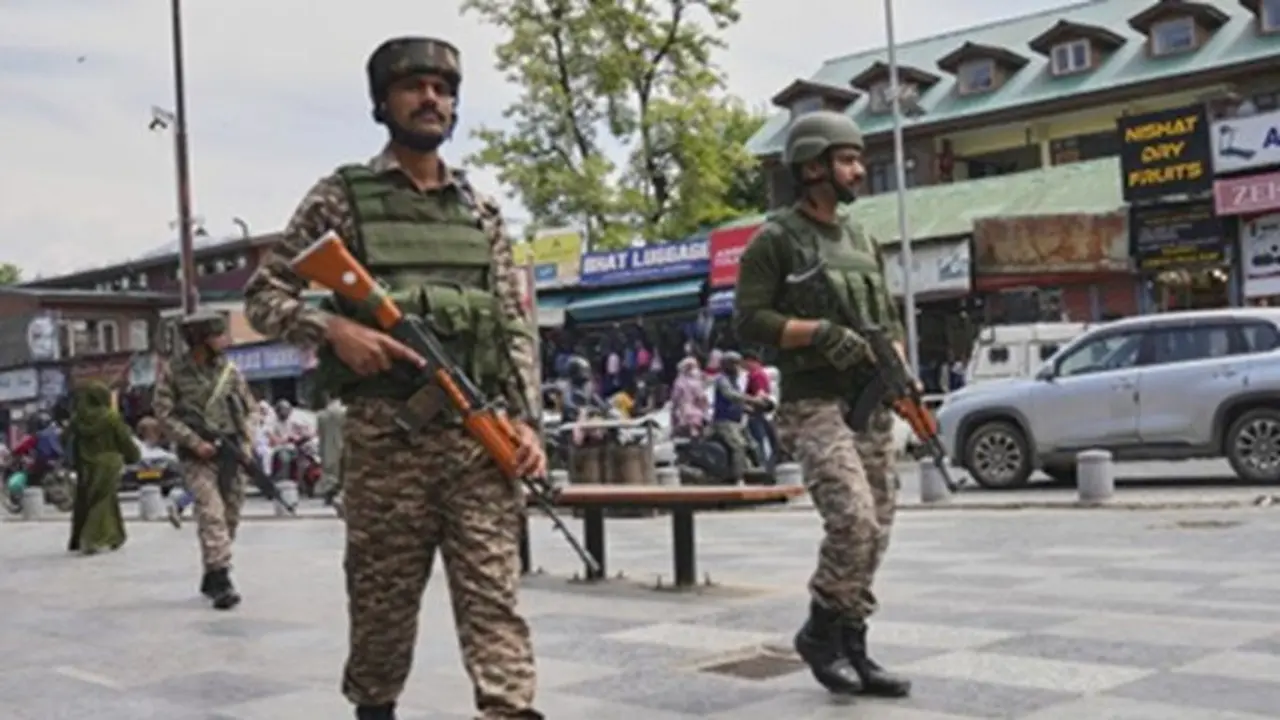 Tentara paramiliter India berpatroli di pasar yang ramai di Srinagar, Kashmir yang dikuasai India, Kamis, (24/4/2025).