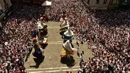 Anggota San Fermin Comparsa menari di Alun-Alun Plaza del Ayuntamiento pada hari terakhir Festival San Fermin di Pamplona, Spanyol, 14 Juli 2022. Ribuan orang dari seluruh dunia berduyun-duyun ke Pamplona selama sembilan hari setiap tahun untuk bersuka ria dalam pesta tanpa henti pada festival adu banteng yang ditangguhkan selama dua tahun terakhir karena pandemi virus corona COVID-19. (AP Photo/Alvaro Barrientos)