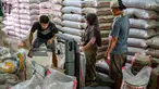 Para pekerja menyiapkan pesanan pelanggan di pasar beras utama di Jakarta pada Rabu 9 Juli 2025. (BAY ISMOYO/AFP)