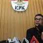 Pimpinan KPK, Johan Budi menggelar konferensi pers di gedung KPK, Jakarta, Selasa (1/12/2015) KPK menangkap anggota DPRD Banten dalam OTT (Operasi Tangkap Tangan) di kawasan Serpong, Tangerang. (Liputan6.com/Helmi Afandi)