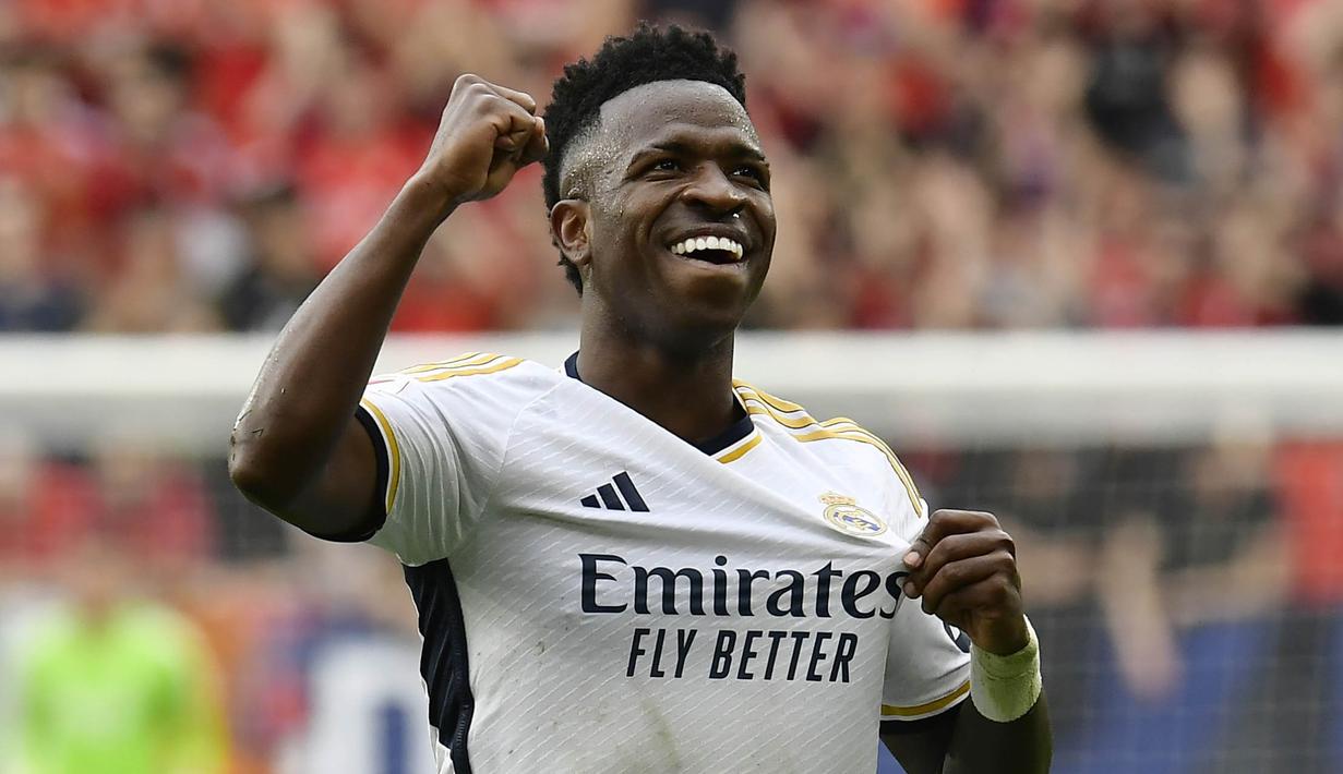 Pemain Real Madrid, Vinicius Junior, melakukan selebrasi setelah mencetak gol ke gawang Osasuna pada laga pekan ke-29 La Liga 2023/2024 di Stadion El Sadar, Sabtu (16/03/2024). (AP Photo/Alvaro Barrientos)