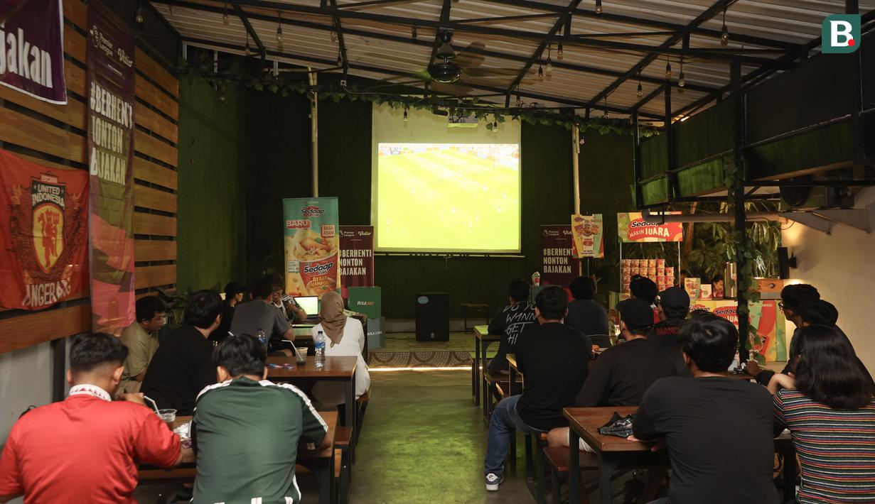 Kelompok suporter United Indonesia saat acara Roaring Night Liga Inggris Manchester United vs Arsenal di Giardino Cafe, Kota Tangerang, Minggu (11/05/2024). (Bola.com/M Iqbal Ichsan)