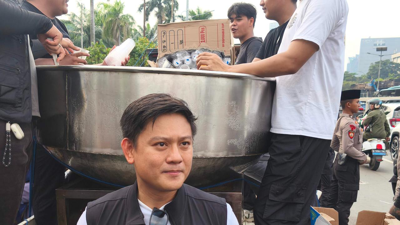 Duit Dari Mana? Youtuber Bobon Santoso Bagikan 2.000 Makanan & 3.000 Es Teh buat Pendemo Depan Gedung DPR