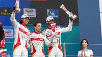Sean Gelael (kiri) saat naik podium WEC Fuji, Jepang hari Minggu (10/09/2023). (Dokumentasi Jagonya Ayam)