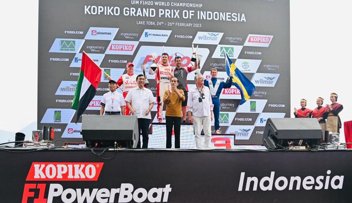 Presiden Joko Widodo atau Jokowi (kedua kanan) didampingi Menteri Koordinator Bidang Kemaritiman dan Investasi Luhut Binsar Pandjaitan (kedua kiri) dan Menteri Pemuda dan Olahraga Zainudin Amali (kiri) usai menyerahkan trofi juara ajang balap perahu F1H2O/Powerboat di Pelabuhan Muliaraja Napitupulu Balige, Kabupaten Toba, Provinsi Sumatra Utara, Minggu (26/2/2023). Juara bertahan Shaun Torrente dari tim Abu Dhabi harus puas finis di posisi ke-10. (Foto: Laily Rachev - Biro Pers Sekretariat Presiden)