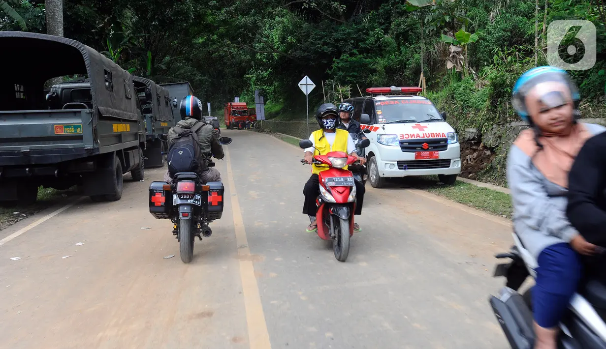 Kendaraan bermotor melintasi ruas jalan Cipanas - Cianjur yang sudah dibuka setelah terjadi longsor akibat gempa bumi di kawasan Cugenang, Cianjur, Jawa Barat, Selasa (22/11/2022). Ruas jalan Cipanas - Cianjur dibuka secara situasional karena di kawasan tersebut masih dilakukan proses evakuasi warga yang masih tertimbun longsor. (merdeka.com/Arie Basuki)