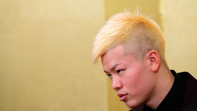 Kickboxer Jepang Tenshin Nasukawa mendengarkan pertanyaan awak media saat konferensi pers di Tokyo (29/12). Nasukawa akan melawan Floyd Mayweather Jr dalam pertandingan eksibisi tiga putaran di Jepang pada Malam Tahun Baru. (AP Photo/Eugene Hoshiko)