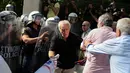 Sejumlah kakek terlibat perkelahian dengan polisi anti huru hara saat menggelar demo di Athena, Yunani, Senin (3/10).  Sekitar 1.500 pensiunan memprotes pemotongan tunjangan pensiun oleh pemerintah Yunani. (REUTERS / Alkis Konstantinidis)
