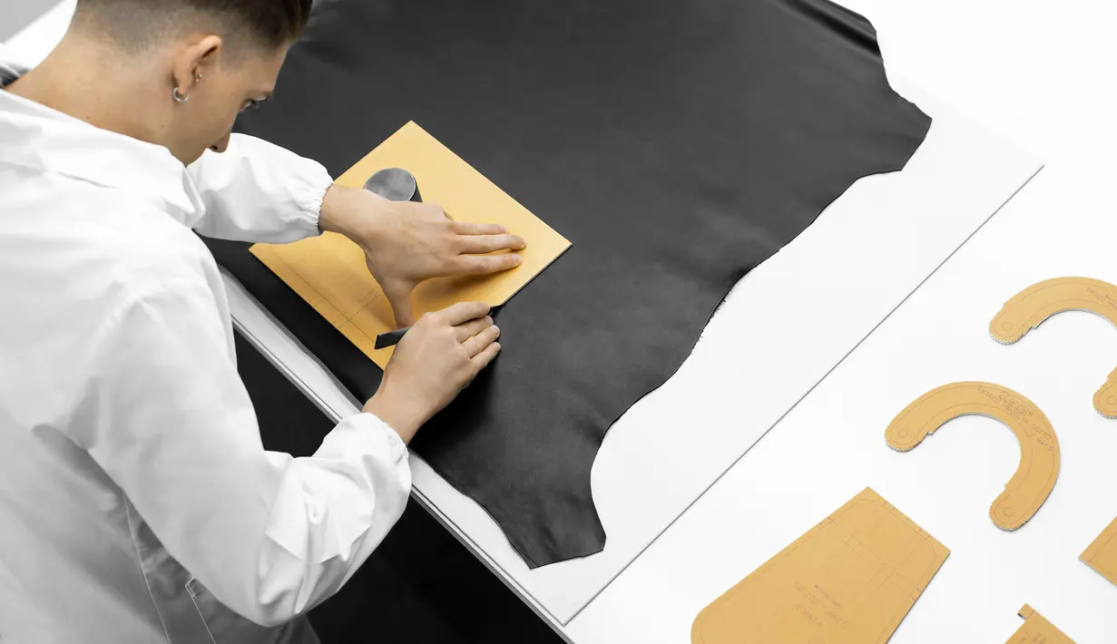 Semua dimulai pada tahun 1995. Kala itu ia menghadiri pembukaan retrospektif Paul Cézanne di Grand Palais di Paris, September 1995. (Foto: Christian Dior)