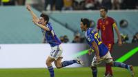 Selebrasi pemain timnas Jepang, Ao Tanaka (kiri) usai menjebol gawang Spanyol dalam pertandingan grup E Piala Dunia 2022 yang berlangsung di Khalifa International Stadium, Doha, Jumat (2/12/2022). (AP Photo/Julio Cortez)