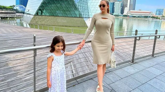 OOTD Aura Kasih saat Momong Anak