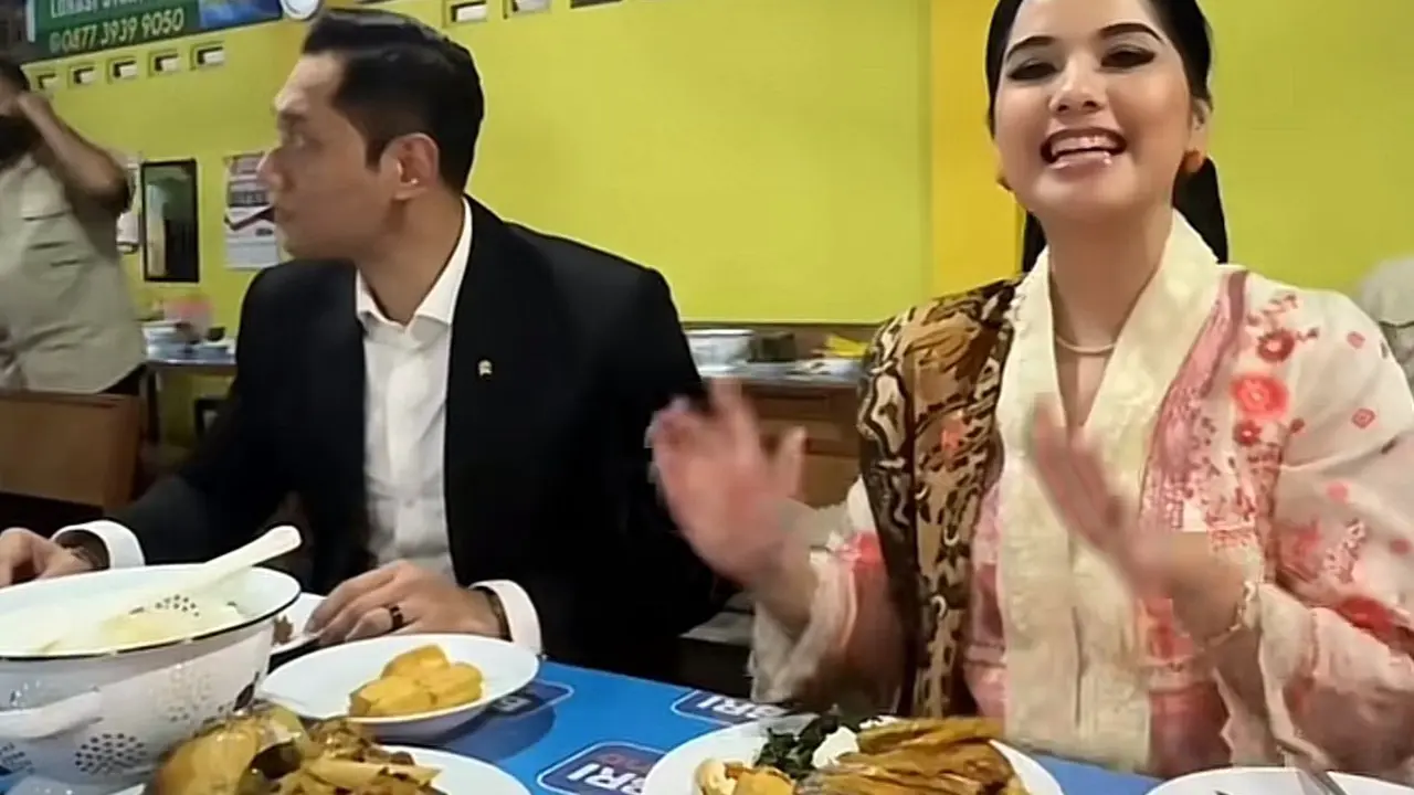 Annisa Pohan dan AHY tampak berpakaian rapi saat makan di sebuah warung