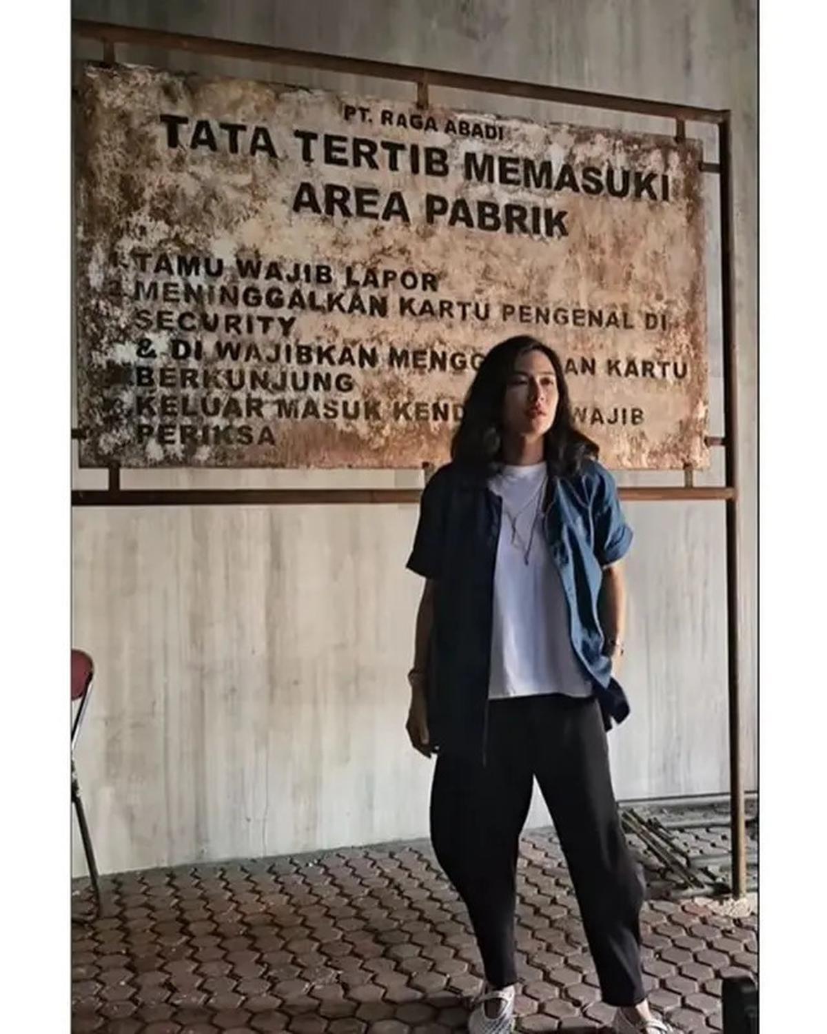 6 Potret Dian Sastrowardoyo Jadi Produser Eksekutif Film Monster Pabrik Rambut