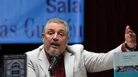 Fidel Ángel Castro Díaz-Balart atau akrab disapa Fidelo, putra mantan Presiden Kuba Fidel Castro, mempresentasikan dua bukunya tentang teknologi dan sains di XIX International Book Fair di Havana, Kuba, pada 12 Februari 2009. (AFP)