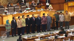 Pimpinan DPR RI berfoto bersama 9 Calon Anggota Ombudsman RI, Jakarta, Selasa (2/2/2016). Rapat paripurna yang dipimpin Fadli Zon tanpa ada interupsi langsung menyetujui dan menerima 9 anggota Ombudsman yang terpilih. (Liputan6.com/Johan Tallo)