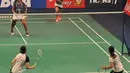 Pebulu Tangkis ganda putri, Nitya Krishinda M/Greysia Polii saat berhadapan dengan pebulu tangkis Eva LEE dan Paula Lynn Obanana di BCA Indonesia Open Superseries Premier 2015  di Istora Senayan, Jakarta, Rabu (3/6/2015). (Liputan6.com/Herman Zakharia)