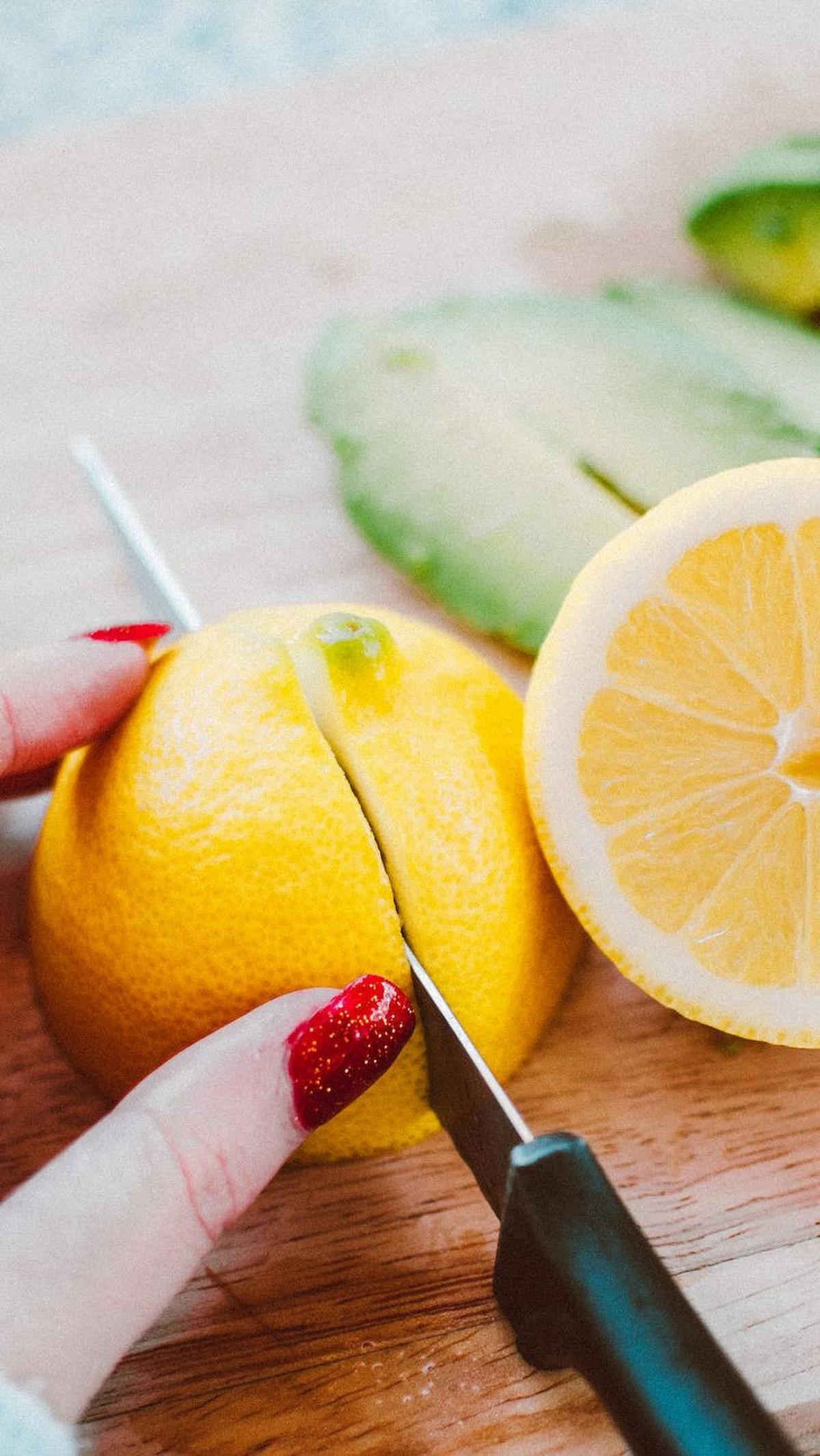 Nutrisi yang terkandung dalam lemon memberikan berbagai manfaat bagi kesehatan, seperti menjaga kesehatan jantung, mengurangi risiko batu ginjal, dan memelihara fungsi saluran pencernaan. Selain itu, konsumsi lemon juga dapat membantu menurunkan kadar kol