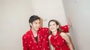 Sandrinna Michelle memadukan baju batik merah yang dikenakannya dengan celana warna hitam. Penampilan artis berusia 18 tahun ini makin manis dengan memakai heels warna hitam dan aksesosi gelang warna silver juga cincin. Rambutnya yang dibiarkan digerai dengan belah tengah semakin memancarkan pesona artis cantik blasteran Indonesia – Amerika Serikat ini. (Liputan6.com/IG/@juniorrobertss)