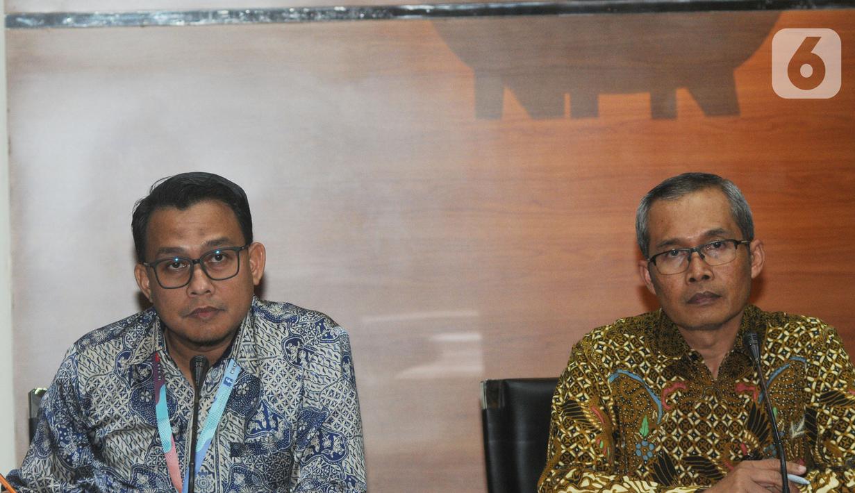 Wakil Ketua KPK, Alexander Marwata (kanan) dan Juru Bicara KPK, Ali Fikri saat memberikan keterangan terkait operasi tangkap tangan (OTT) di Sidoarjo di Gedung KPK, Jakarta, Rabu (8/1/2020). (merdeka.com/Dwi Narwoko)