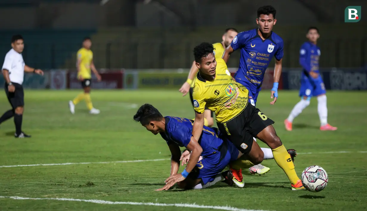 Pemain Barito Putera, Amiruddin Bagas Kaffa (kanan) berusaha melewati penjagaan pemain PSIS Semarang dalam laga pekan ke-8 BRI Liga 1 2021/2022 di Stadion Sultan Agung, Bantul, Rabu (20/10/2021). (Bola.com/Bagaskara Lazuardi)