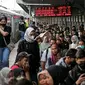 Sementara untuk stasiun Gambir volume penumpang mencapai 14.600 penumpang dengan menggunakan layanan 38 kereta api yang beroperasi. (Liputan6.com/Faizal Fanani)