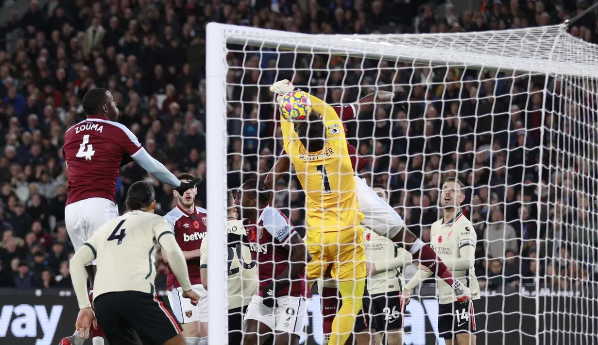 Gol pertama West Ham United tercatat sebagai gol bunuh diri kiper Liverpool, Alisson. Berawal dari sepak pojok West Ham yang dilepaskan Pablo Fornals, Angelo Ogbonna berusaha untuk mengambil bola dan berduel dengan Alisson. (AP Photo/Ian Walton)