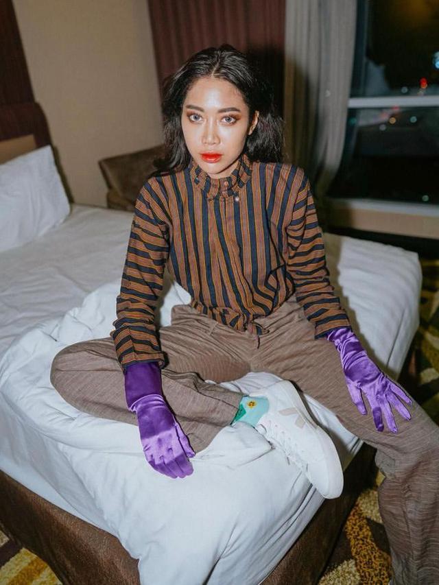 8 Gaya Nyentrik Widi Vierratale saat Manggung, Pakai Surjan Lurik hingga Piyama