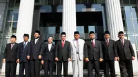 Seluruh hakim MK bersama dengan para staf mengikuti upacara perayaan ulang tahun MK ke-11 di halaman Gedung MK, Jakarta, Rabu (13/8/14). (Liputan6.com/Andrian M Tunay)