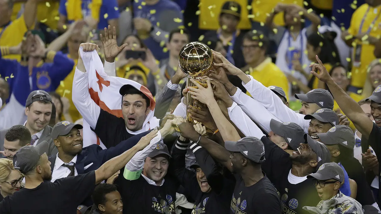 Pemain Golden State Warriors mengangkat trofi juara NBA 2017 setelah mengalahkan Cleveland Cavaliers 129-120 pada gim 5 di Oracle Arena, (13/6/2017) siang WIB. Warriors unggul 4-1.