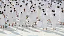 Barisan jemaah salat di Masjidil Haram di kota suci Mekah, Arab Saudi (30/12/2021). Arab Saudi pada hari Kamis (30/12) menerapkan kembali langkah-langkah jarak sosial di Masjidil Haram di kota suci Muslim Mekah, setelah mencatat jumlah infeksi tertinggi dalam beberapa bulan. (AFP Photo)