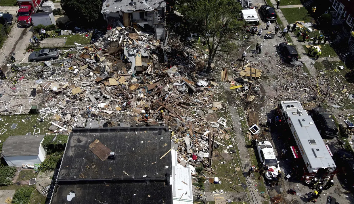Puing-puing menutupi tanah usai ledakan di Baltimore, Maryland, Amerika Serikat, Senin (10/8/2020). Kebocoran gas alam dari pipa tua semakin meningkat dalam beberapa tahun terakhir di Maryland. (AP Photo/Julio Cortez)