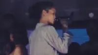 Berpesta, Rihanna Minum Menggunakan Sepatu?