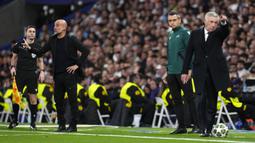 Pelatih Manchester City, Pep Guardiola (kiri) memberikan arahan kepada pemainnya di samping pelatih Real Madrid, Carlo Ancelotti dalam laga leg 2 play off Liga Champions 2024/2025 di Santiago Bernabeu, Madrid, Spanyol, Rabu (20/02/2025) waktu setempat. (AP Photo/Manu Fernandez)