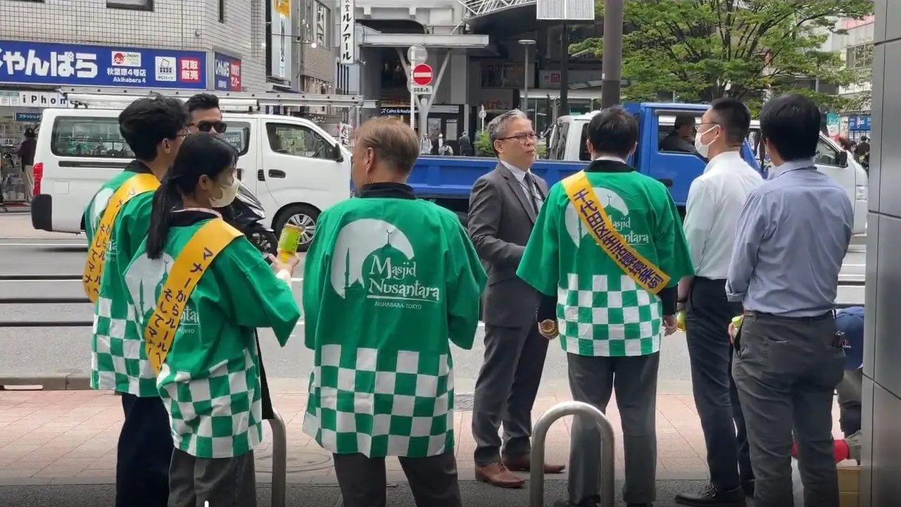 Koordinator Fungsi Penerangan Sosial Budaya KBRI Tokyo Muhammad Al Aula mengapresiasi inisiatif tersebut sebagai langkah nyata mempererat hubungan antar-masyarakat kedua negara. (Dok. KBRI Tokyo)