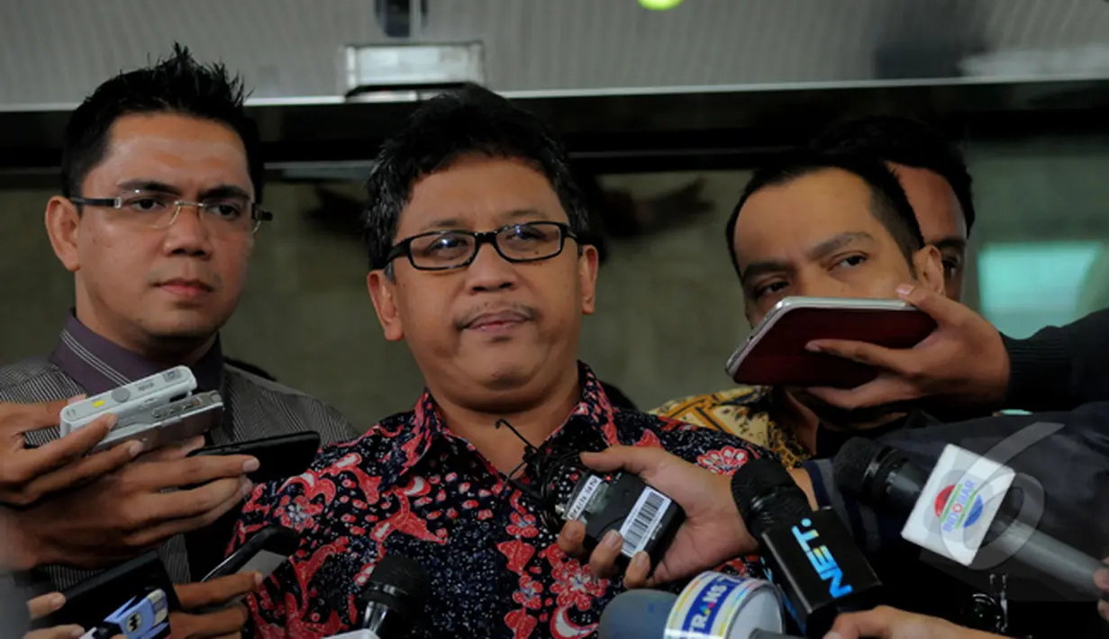 Hasto Kristiyanto mengatakan dirinya telah menyerahkan sejumlah barang bukti berupa foto-foto dan pernyataan saksi-saksi kepada KPK, Jakarta, Senin (9/2/2015). (Liputan6.com/Faisal R Syam)